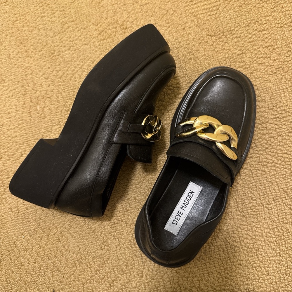 Steve Madden Gold and Black Flats with Elegant Design